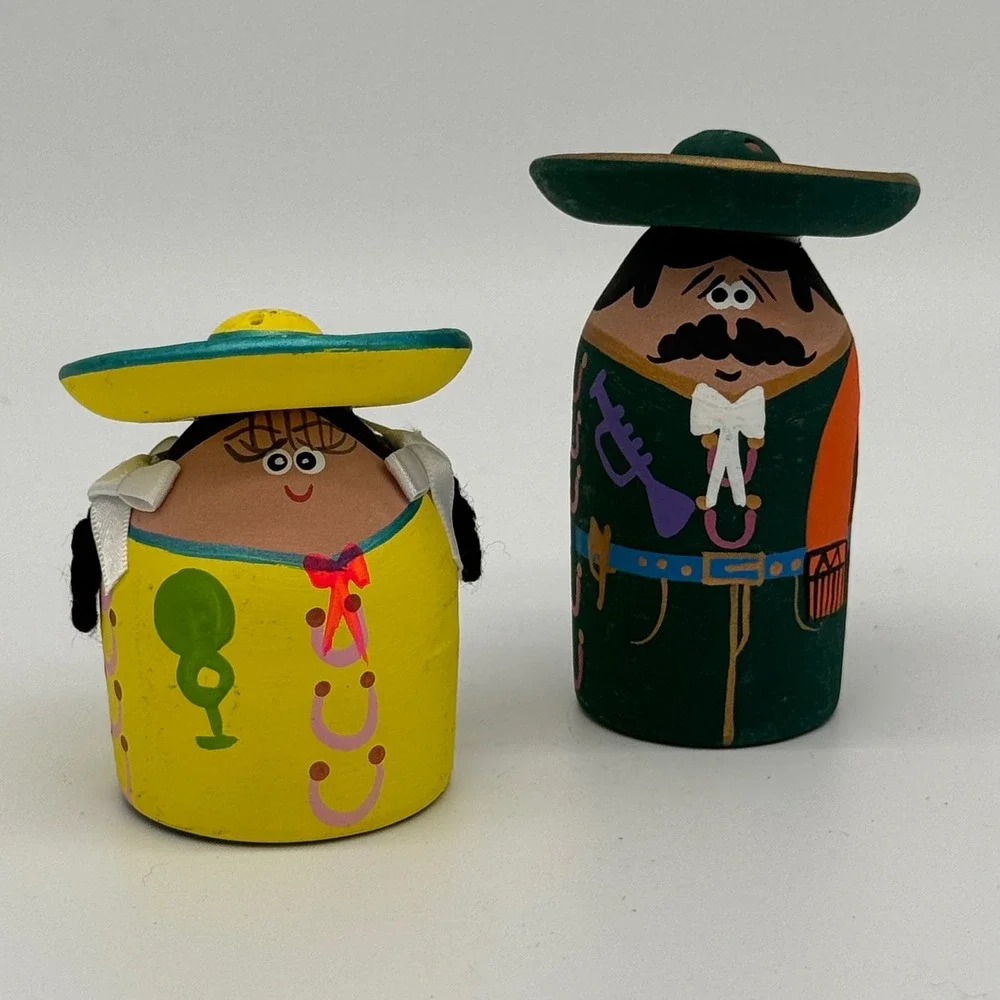 Vintage Hand Painted Mexican Folk Art Clay Mariachi Couple Salt Pepper Shakers